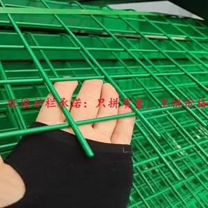 旺俊 公路焊接网隔离栅 1.8*3米金属护栏网 绿色浸塑带斜撑围栏