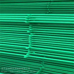 防腐防锈圈地围网 焊接公路隔离网 带柱子浸塑护栏网