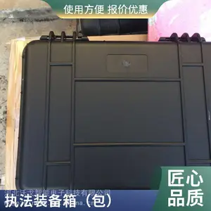装备箱用来存储和携带各种户外装备和工具 有多个分隔袋装各种装备