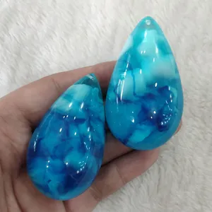 义乌商贸城饰品批发旅游景区二代人造蜜蜡饰品琥珀吊坠展销会热销产品