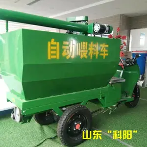 新型自走式牛羊喂料车 多用途撒料车 dfd