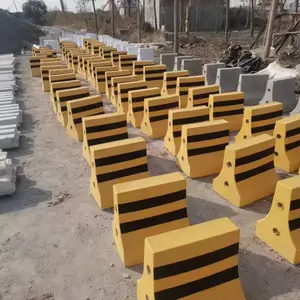 焕垚交通水泥隔离墩道路防撞墩厂家规格齐全现货直发