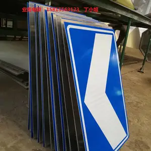 蓝底白字指路牌