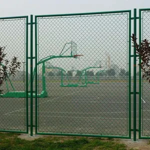 万起工厂现货供应球场围栏 学校隔离防护球场围栏 勾花体育场围栏 可定制