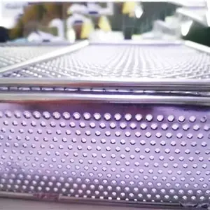 冲孔网篮经过焊接,压型,折弯等工艺制作而成,网面平滑整洁,网孔均匀;而且定制网篮耐高温,耐酸碱耐腐蚀
