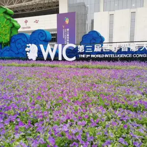 草地广场户外节日布景公园主营春节氛围绿雕新春快乐主题