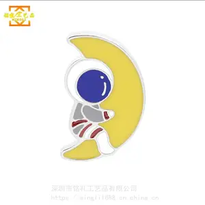 山东有卡通可爱日系宇航员系列胸针定制创意太空人登月百搭徽章合金滴油臂章批发