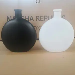 徐州玻璃瓶生产厂家出口定制白色喷涂扁圆玻璃酒瓶配套盖子