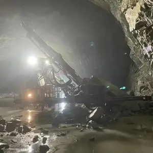 鑫通双臂凿岩台车轮胎行走在大型隧道中穿梭自由高效工作