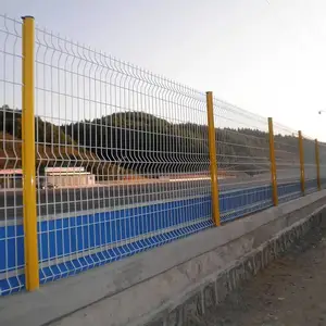 桃形柱护栏网 三角折弯围栏网 厂区园林隔离护栏 公园道路防护网