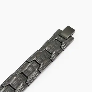 304�Ѹ������������߽ӵ���պ�ɫ�����Ƕ�����۴�ʯ������ֻ�
