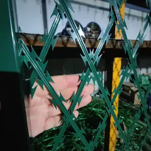 加工刀片刺丝焊接成菱形孔网片喷塑护栏围栏