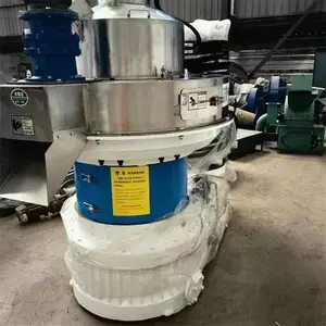 秸秆大豆玉米草饲料加工设备瑞德立式环模颗粒机时产2吨制粒机