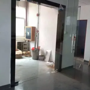 修卷闸门快速服务到位就来盛兴邦,深圳科技园玻璃门定制修门