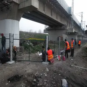 热镀锌浸塑铁路防护加密网片 高铁编织隔离防护网 铁路边的防护网 道路铁路防护网 澜润供应商