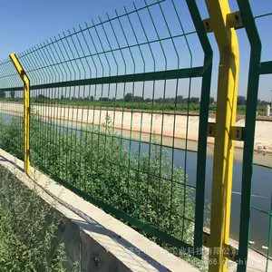 铁丝隔离栅 高速公路水泥混凝土防护栏 建筑施工圈地围栏网
