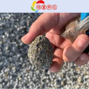 ������ʯ����Сʯ�ӣ��ݳ�1-3���ֺ�ɫ��ʯ����ɫ��ʯ�̻���׺ʯ