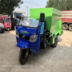 阿拉伯马喂养饲料撒料车 千匹马万头牛柴油撒料车