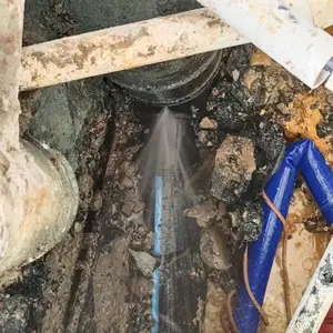 东莞铸铁管腐朽沙眼漏水检修，铁管漏水现场开挖维修验证