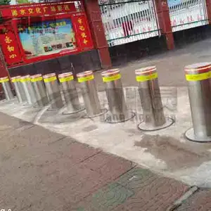 �人�綯Һѹǳ��һ���������ѽ�� �人����ײ����׮ ����·׮