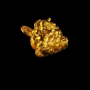 家有金蟾,财源绵绵? 古法足金***金蟾手把件,金重约 65g。传统三足瑞兽造型,古法工艺打磨,肌理清晰厚重
