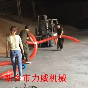 8米长收粮跟着携带的汽油机带动吸粮机