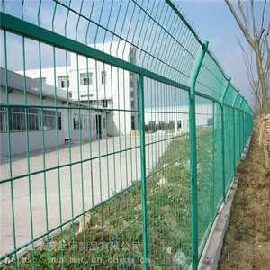 公路防护网片 园区浸塑隔离网 圈地铁丝围栏网