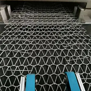 江苏金属输送带工人在高温下工作