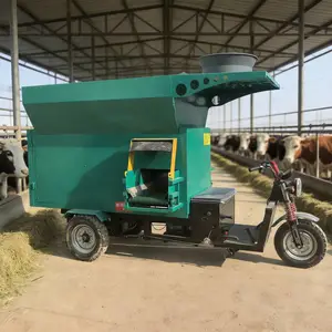 三轮电瓶式喂料车 全自动饲草投料车 牛棚自走式饲料撒料车