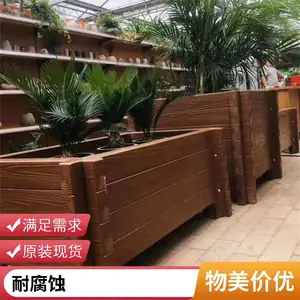 景区步道摆放仿木纹花箱 水泥材质 仿木质感 绿植搭配整齐美观