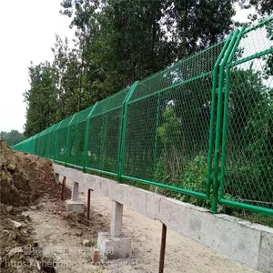 振鼎 钢板网冲孔圈山防护网 浸塑墨绿围墙隔离栅