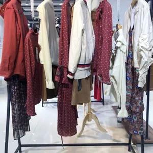 卡嘉茜北京品牌风衣尾货批发 成都女装品牌折扣批发在那里尾货棕色休闲套装