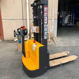 CDD15全电动堆高车