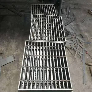 ��п������ˮ���ǰ� ���������͸ָ�� ӭ��������̤����