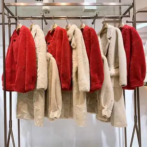 知名***女装颗粒绒皮毛一体大衣外套冬装,广州原创谷品牌尾货女装批发,库存服装直播进货渠道