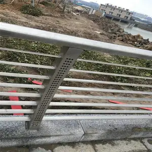 景观桥两侧不锈钢立柱多少钱一根 商场玻璃栏杆 工艺