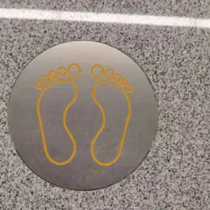 深圳地铁站台排队脚丫标识,地铁地面自发光疏散标识