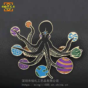 外贸新款胸针 卡通章鱼恶霸入侵宇宙创意合金滴油徽章学生牛仔饰品