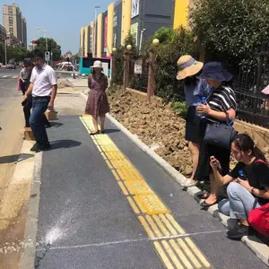 禁止在播撒了强化料的混凝土的面层上洒水