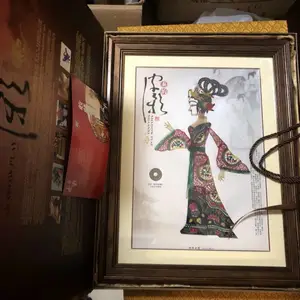 陕西皮影镜框里做字 开会伴手特色礼品 贵妃仕女雕刻皮影像订做