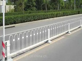 河南驻马店 道路护栏 60乘300 带反光贴 80乘3米等 白色 小区锌钢护栏