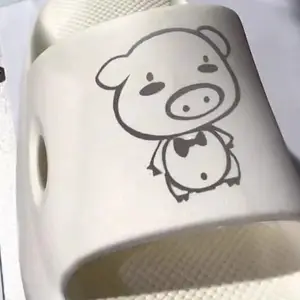 揭阳榕城拖鞋激光打标机供应 塑料塑胶硅胶鞋子激光镭雕logo 图案打标机 鞋垫激光雕刻机