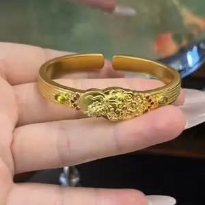 足金999·黄财神镶嵌手镯 58克厚实克重 13mm宽版设计,存在感拉满 一眼贵气,越看越值?