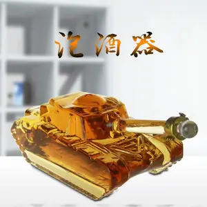 河间华企生产异形欧式风格坦克造型高硼硅玻璃工艺酒瓶1000ml