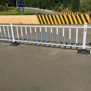 道路市政护栏直销 源头厂家道路隔离栅栏 铁皮水泥底座经销商