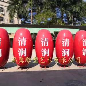 高大红润的玻璃钢红枣造型雕塑宛如一颗颗“红玛瑙”屹立在陕西清涧县