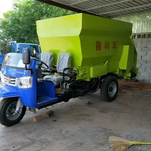 大型牛羊饲料撒料车 全自动拌料车 牧场自动撒料拌料一体车