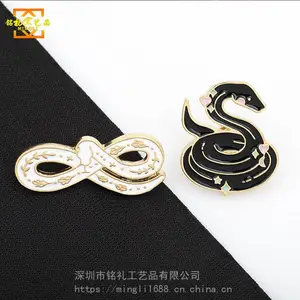 欧美新款胸针 卡通黑白双蛇情侣系列合金滴油胸针趣味Ins百搭配饰