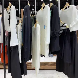上海***年轻人追捧品牌拉夏贝尔秋三标齐全品牌女装折扣