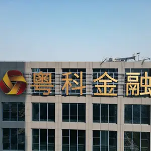 楼顶新型发光字制作安装图-户外楼体发光字-三志广告
